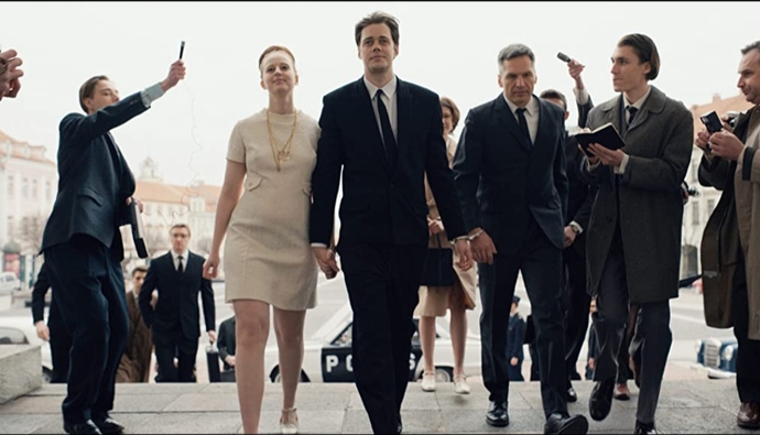 Dizide başrol Bill Skarsgárd, harika bir performans sergiliyor..
