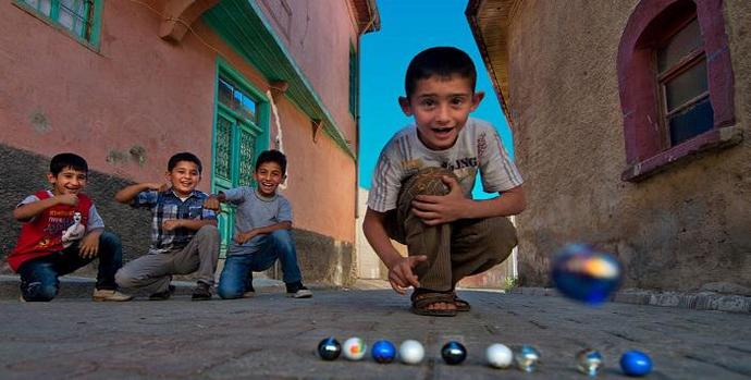 Geçmiş Zaman Olur Ki: Bir Zamanlar Yaz Tatilinde Oynadığımız Sokak Oyunları