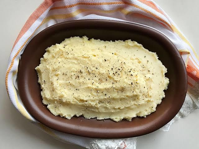 En Glutensiz Lezzetler: Tavuklu Göbek Salata ve Patates Püreli Güveç!