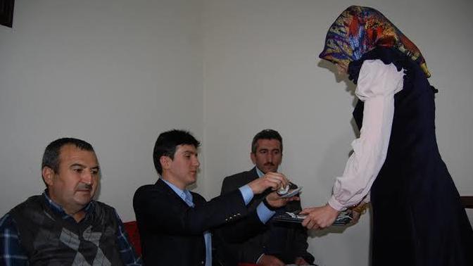 1 Türkü 1 Hikâye: Karşı Köyden Davul Sesi Geliyor