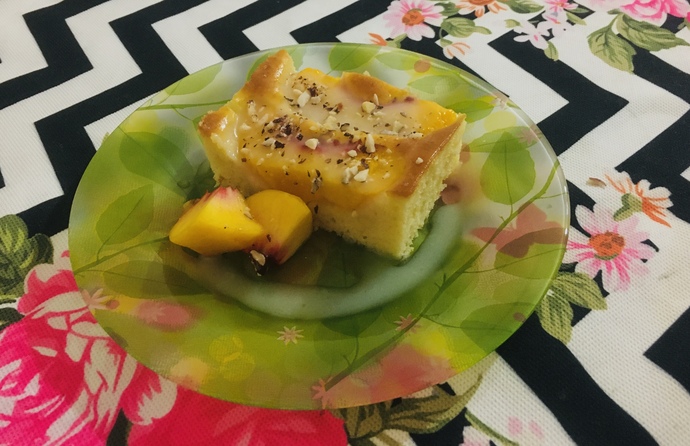Yaz Aylarında Çayın Yanına Yakışacak Nefis Lezzet: Şeftalili ve Soslu Kek 🍰