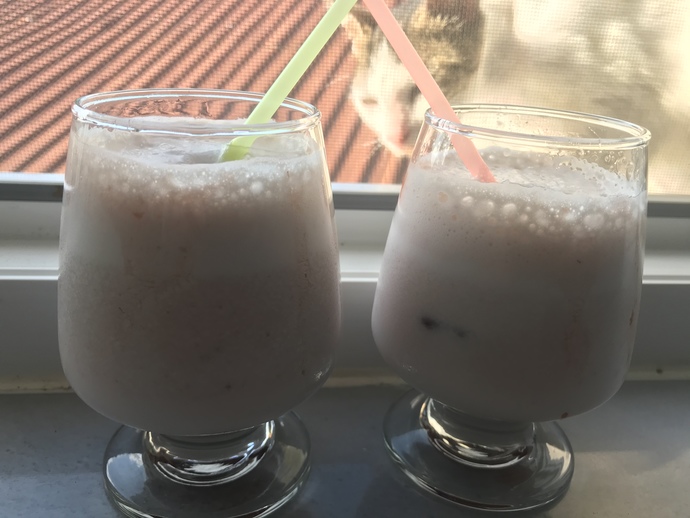 Yazın Serinleten Lezzeti: Ev Yapımı Çilekli Milkshake!