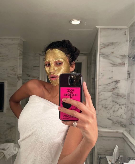 Cildine Bunu Yapma! Makyajını Silmeden Uyursan Cildine Neler Olur?