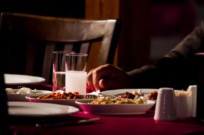 Bu Yazı Buram Buram Anason Kokuyor: 12 Adımda Rakı Masasında Yaşanan Trajikomik Evreler