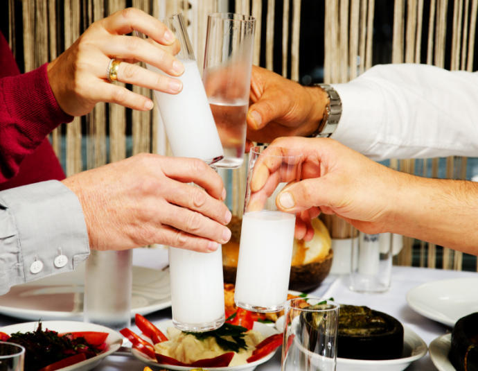 Bu Yazı Buram Buram Anason Kokuyor: 12 Adımda Rakı Masasında Yaşanan Trajikomik Evreler