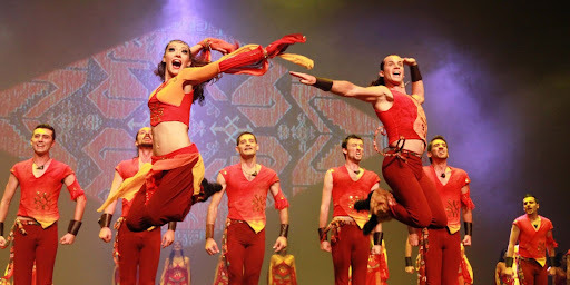 Kasımda Kız Kardeşlik Başkadır: Kasım Ayının Bir Adım Öne Çıkan Etkinlikleri! 🎸🕺🎬