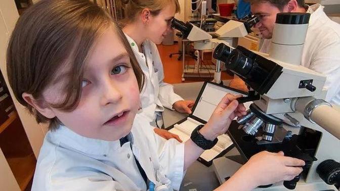 Dünya 12 Yaşındaki Küçük Einstein'i Konuşuyor! 9 Yaşında Üniversiteyi Bitirdi!