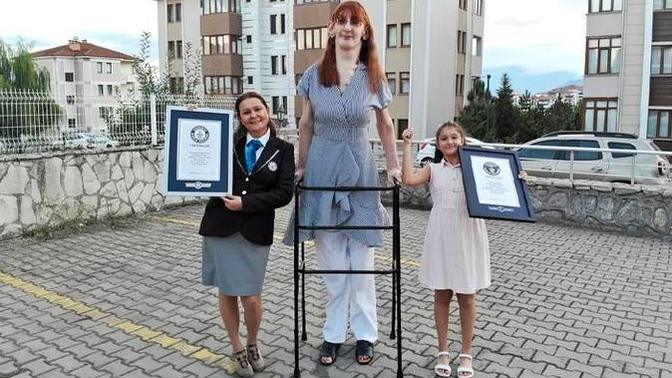 O, Dev Bir Kadın: Guinness Rekorlar Kitabı Tescilli 'Dünyanın En Uzun Boylu Kadını' Rümeysa Gelgi KizlarSoruyor'da!