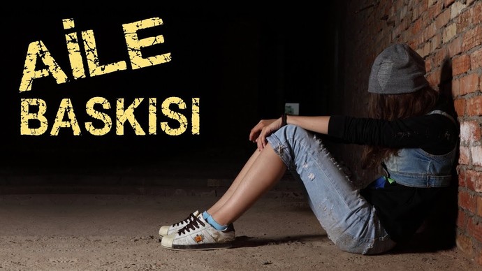 Baskı altında kalan hüzünlü kız