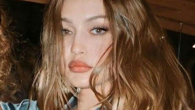 Gigi Hadid'in Vazgeçilmez Platin Saçlarını İnceliyorum!
