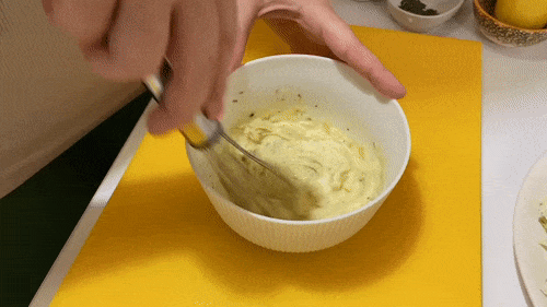 Daha Az Kalori* Çok Lezzet! D Vitaminli Hafif Bi’ Mayonez Dokunuşuyla Sezar Salata Yapıyorum!
