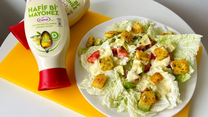 Daha Az Kalori* Çok Lezzet! D Vitaminli Hafif Bi’ Mayonez Dokunuşuyla Sezar Salata Yapıyorum!