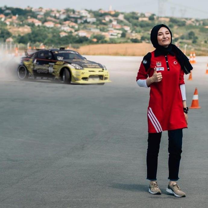 Televizyonun Tanınan Yüzü; Bilgisayar Mühendisi, Cilt Uzmanı ve Lisanslı Pist Yarışçısı Safiye Nur Röportajı!