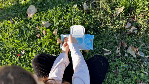 Kendi işini kendi halleden bir minik. 🐣