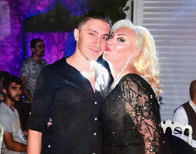 G&uuml;ll&uuml; ve oğlu Yağız G&uuml;lter