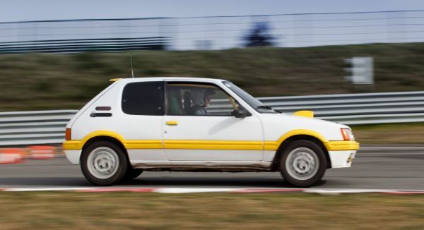 Otoban Faresi Peugeot 205