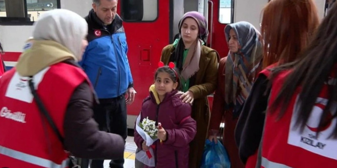 Deprem Bölgesinde Kadın Olmak: Depremzede Kadınların Sağlığı, Bulaşıcı Hastalıklar, İhtiyaçların Dile Getirilmesinde Duyulan Utanç