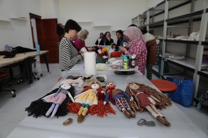 Depremzedeler İçin Az Çok Demeden İnisiyatifle Birlik Olup Yardım Eden Kadınlarımız