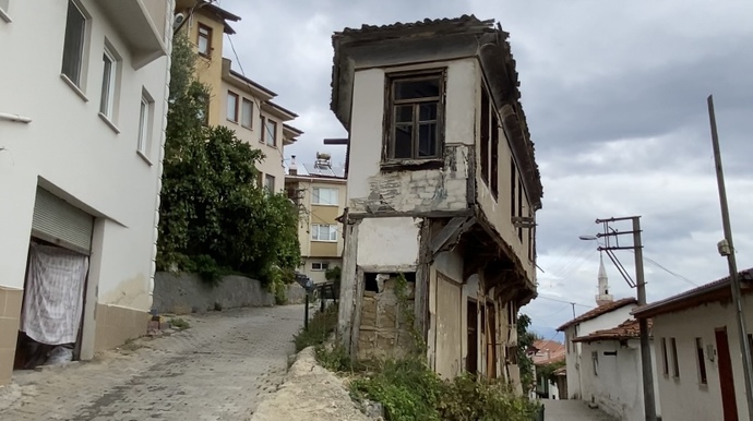 Mimari yapısından dolayı "Tabut Ev" olarak anılan, Tirilyenin simgelerinden biri.