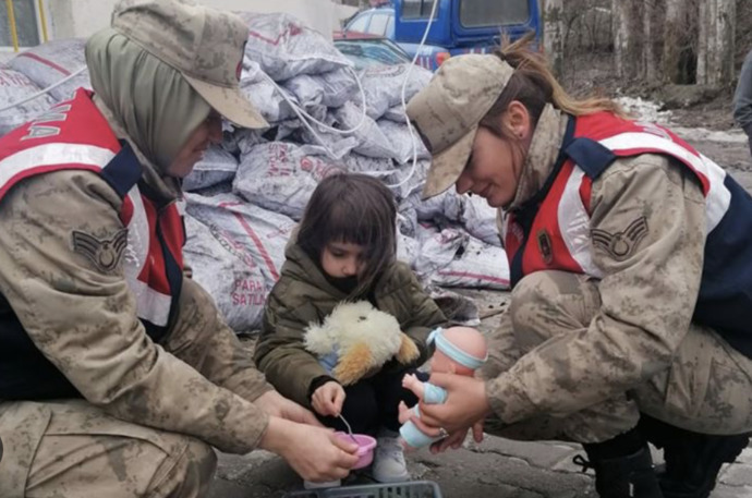Depremzedelere Yardımda Zamanla Yarışan, Emeğini Yarara Dönüştüren Şahane Kahramanlar
