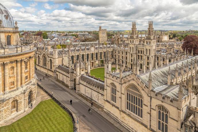 Dünyanın en eski üniversitelerinden biri olan Oxford Üniversitesi(Kuruluş yılı:1096).