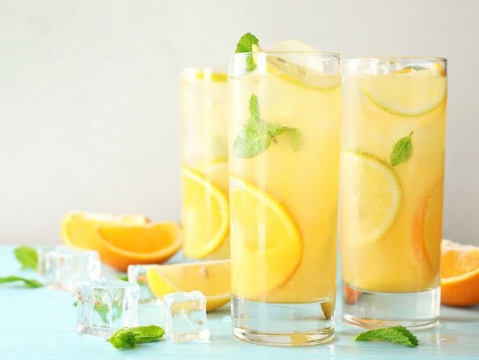 Limonatayı portakal dilimleriyle de süslemek mümkün, taze nane yaprağının yanısıra 😋☀️Görselini en iyi ifade eden kısa notunu bu