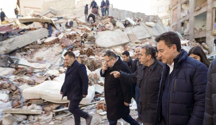 Siyasiler Deprem Bölgesinde Neler Yaptı?