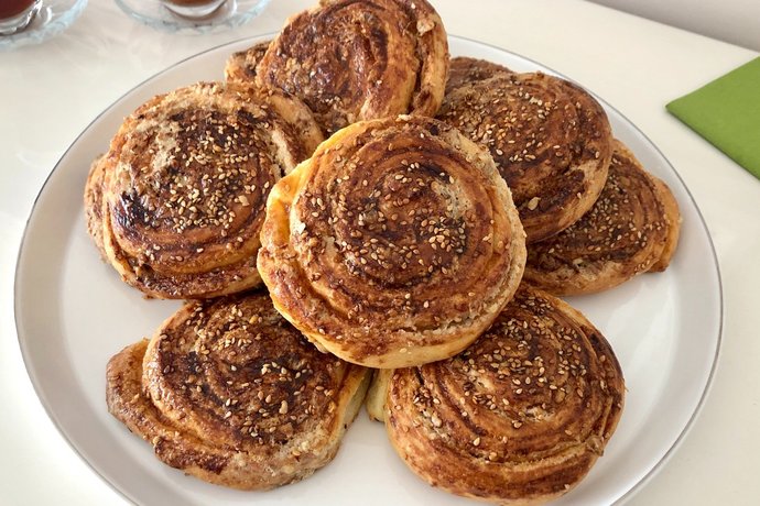 Kahve Keyfi Başlasın Mı? Hadi Karar Verin, Damalı Kurabiye Mi, Tahinli Rulo Çörek Mi?