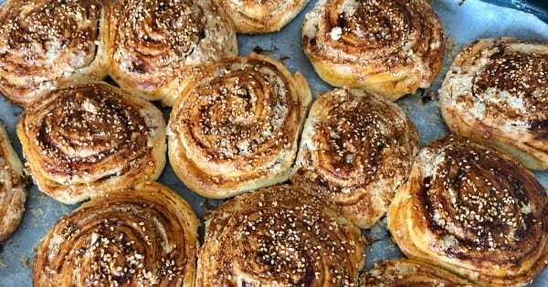 Kahve Keyfi Başlasın Mı? Hadi Karar Verin, Damalı Kurabiye Mi, Tahinli Rulo Çörek Mi?