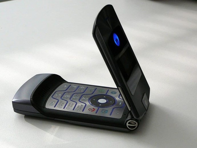 Akılsız Bir Telefon Daha Mı İyi, İnsanlar Neden Akıllı Telefonlarından Vazgeçiyor?