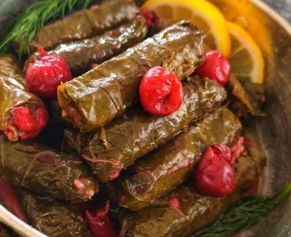 İftar İçin Osmanlı Lezzeti Olan Vişneli Zeytinyağlı Yaprak Sarma Tarifi!