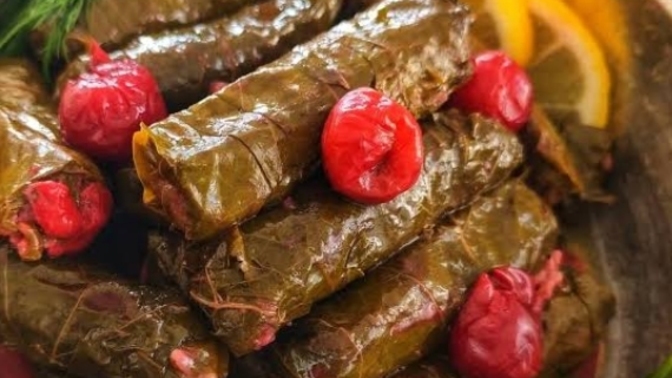İftar İçin Osmanlı Lezzeti Olan Vişneli Zeytinyağlı Yaprak Sarma Tarifi!
