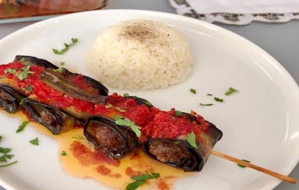 Akşam İftara Parmak Isırtacak Lezzet Olan Patlıcan Sarması Kebabı!