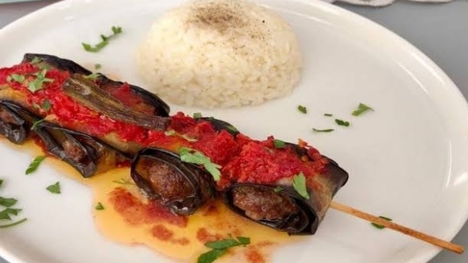 Akşam İftara Parmak Isırtacak Lezzet Olan Patlıcan Sarması Kebabı!