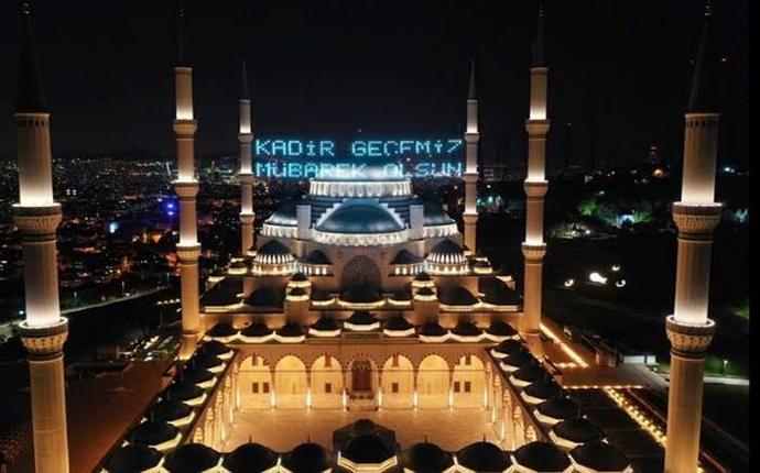 Bin Aydan Daha Hayırlı Olan Kadir Gecemiz Mübarek Olsun!