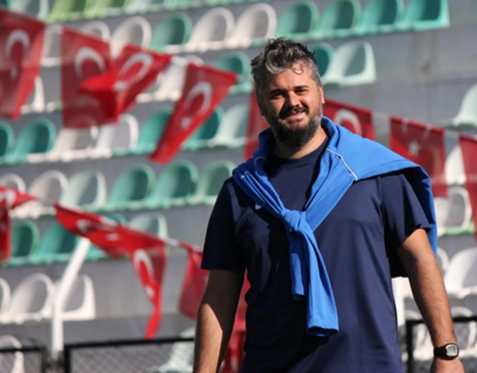 Alaçatıspor Teknik Direktörü Ali Çalış ile Keyifli Bir Röportaj Gerçekleştirdik! Takımını, Hedeflerini ve Türk Futbolunu Sorduk!
