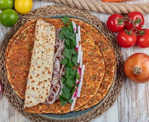 Ev Yapımı Mis Gibi Lahmacun Tarifi!