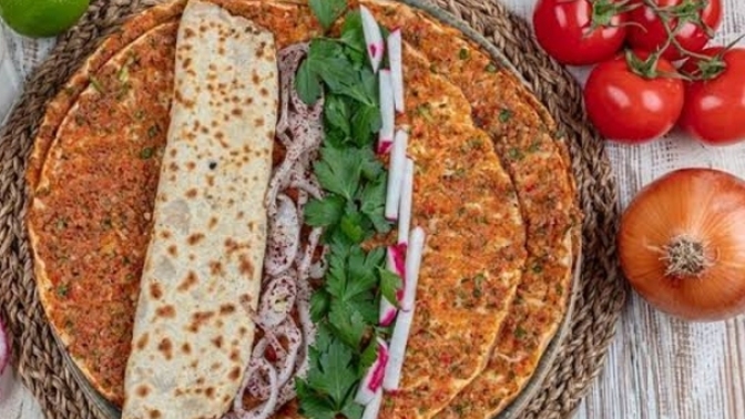 Ev Yapımı Mis Gibi Lahmacun Tarifi!