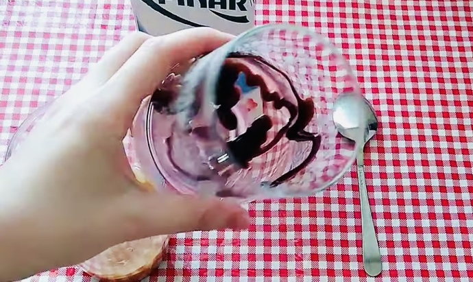 Bardağınızın iç çeperline çikolata sosu sürün.
