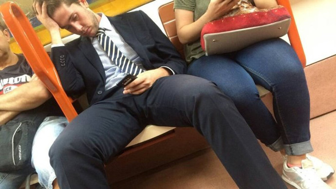 Uyumuyo bu arada, telefonda takılıyo