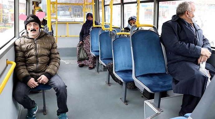 Soldaki amca çok tatlı dimi