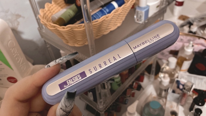 Hacimli ve Uzun Kirpiklere Sahip Olmak Hepimizin Hakkı: Maybelline’in Yeni Falsies Surreal Maskarasını Deniyorum!