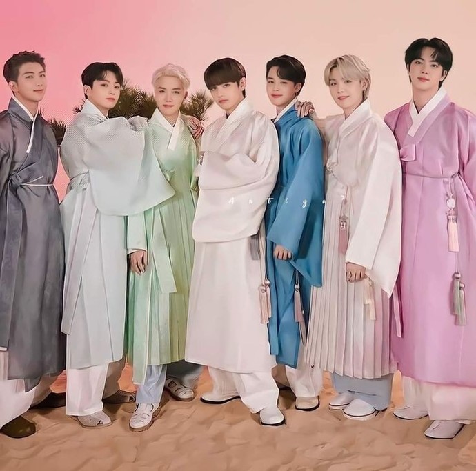 Geleneksel kıyafetleri ile BTS