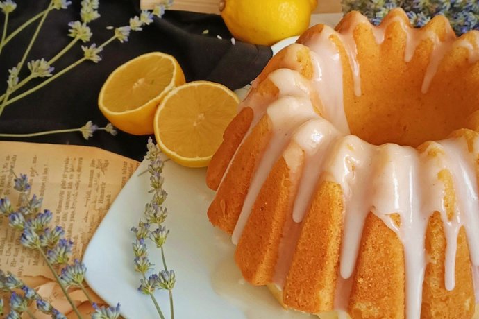 Kek Deyip Geçmiyoruz, Yaz Sıcaklığında ve Ferahlığında Soslu Limonlu Kekimizle Çay Saatini Neşelendiriyoruz!