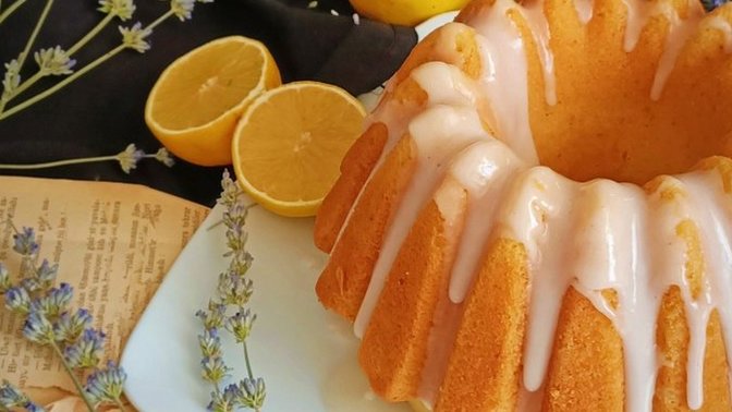 Kek Deyip Geçmiyoruz, Yaz Sıcaklığında ve Ferahlığında Soslu Limonlu Kekimizle Çay Saatini Neşelendiriyoruz!