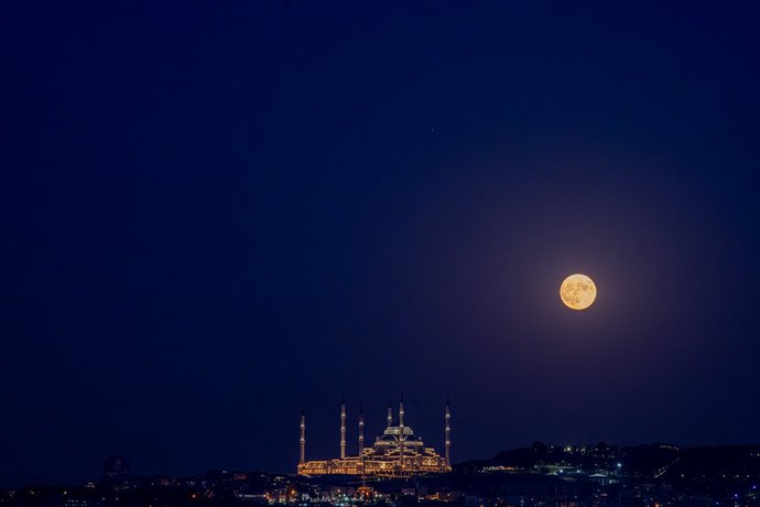 30 Ağustos Mavi Ay Tutulması Gerçekleşti, Görüntüler Mest Etti!