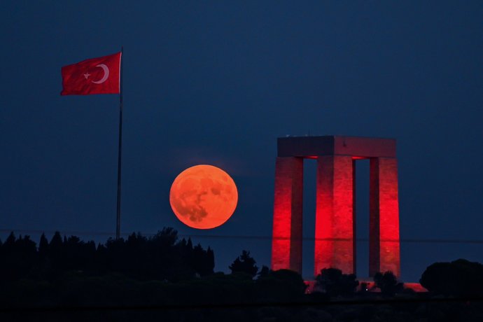 30 Ağustos Mavi Ay Tutulması Gerçekleşti, Görüntüler Mest Etti!