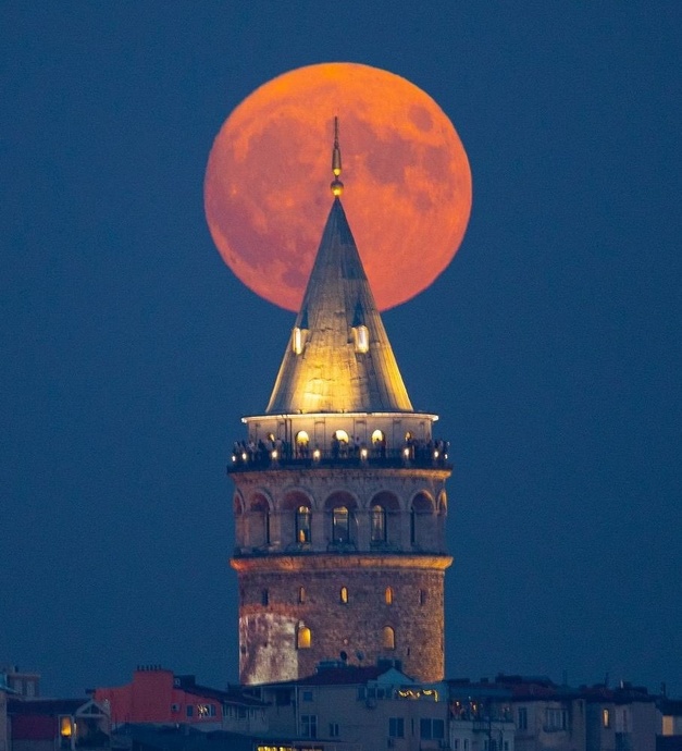 30 Ağustos Mavi Ay Tutulması Gerçekleşti, Görüntüler Mest Etti!