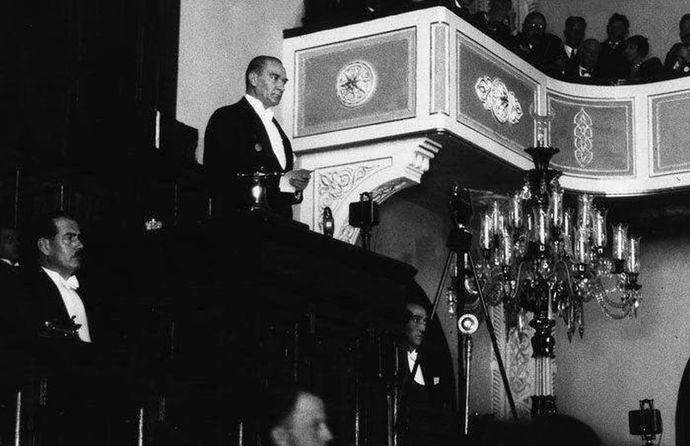 Bir Asırlık Yolculuk Başlıyor: “Efendiler, Yarın Cumhuriyeti İlan Edeceğiz!”
