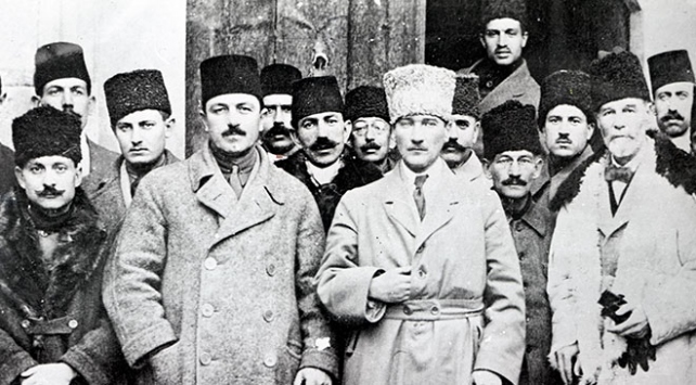 Bir Asırlık Yolculuk Başlıyor: “Efendiler, Yarın Cumhuriyeti İlan Edeceğiz!”